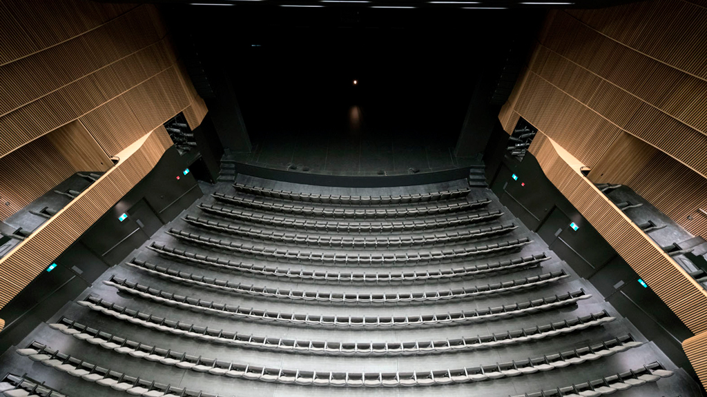 With 860 seats, the theatre becomes the largest performance hall in the Laurentians.