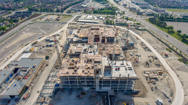 Once complete, the Mackenzie Vaughan Hospital, a 1.2-million-square-foot, public-private partnership project located on a 36-acre greenfield site in the city of Vaughan, will include an 11-storey building with a five-storey podium and a lower level loading/service area. The main hospital building, consisting of 32 clinical departments and 367 beds, will be connected by underground tunnels to a separate central utility plant and an above-grade parking structure.