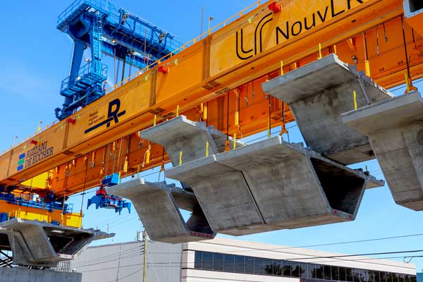 The gantries, built by DEAL, a subsidiary of Italian construction group Rizzani de Eccher S.p.A., are composed of two long structural beams that support a crane that rolls along rails. Each precast segment it lifts weighs between 42.3 and 57.7 tonnes.