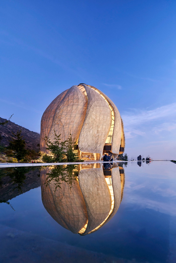 The Baha’i Temple of South America in Santiago, Chile, designed by Canadian firm Hariri Pontarini Architects, recently won the 2019 Royal Architectural Institute of Canada’s (RAIC) International Prize for architectural excellence. The lead architect on the project was Siamak Hariri. The project team included Benkal y Larrain Arquitectos (local architect); Gartner Steel and Glass GmbH (superstructure and cladding); Jeff Goodman Studio and CGD Glass (glass cladding); EDM (stone fabrication); Juan Grimm (landscape architect); Simpson Gumpertz & Heger, Halcrow Yolles, EXP, Patricio Bertholet M. (structural consultants); MMM Group (mechanical and electrical consultant); Videla & Asociados (plumbing consultant); The OPS Group (HVAC consultant); Limari Lighting Design Ltda., Isometrix (lighting consultant); Veronica Wulf (acoustics); and Entro Communications (way-finding graphics).